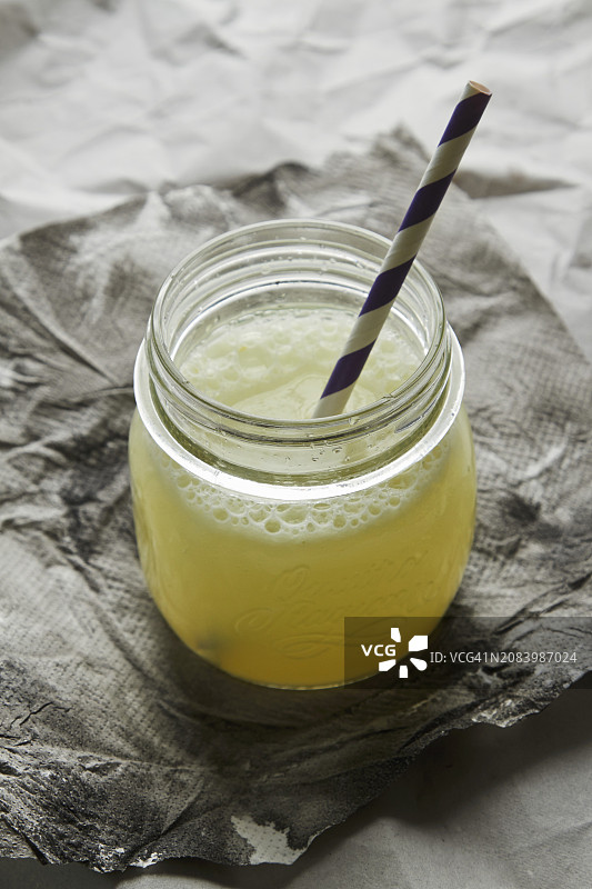 玻璃罐装姜汁啤酒图片素材