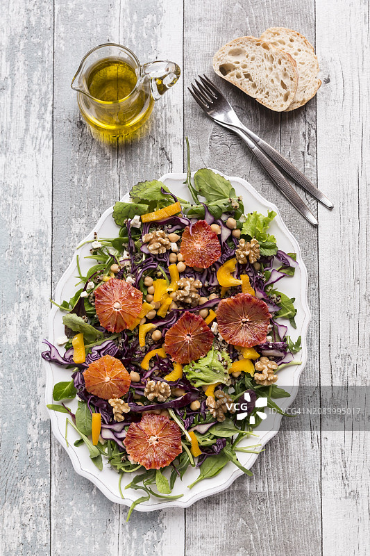 藜麦、鹰嘴豆、黄椒、核桃、红卷心菜和血橙沙拉拼盘图片素材