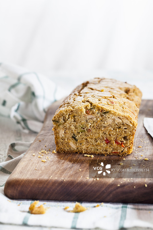 无麸质金枪鱼蔬菜面包，含玉米粉、韭菜和辣椒图片素材