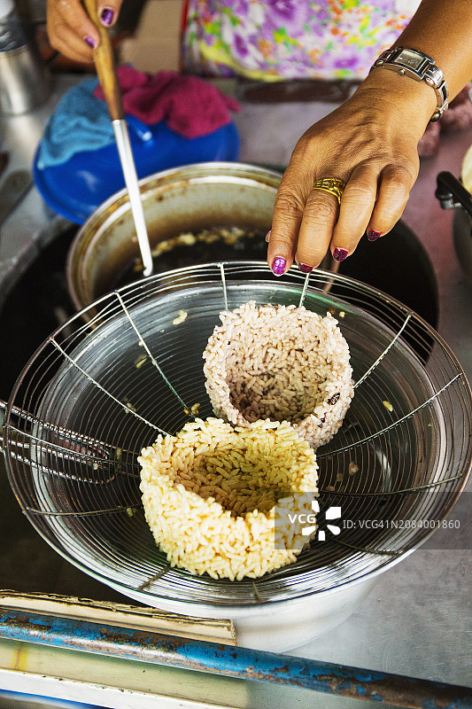 滤网上的泰式炒饭图片素材