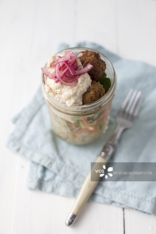 纯素古斯米沙拉配炸豆丸子、胡萝卜、西葫芦、鹰嘴豆泥和红洋葱图片素材