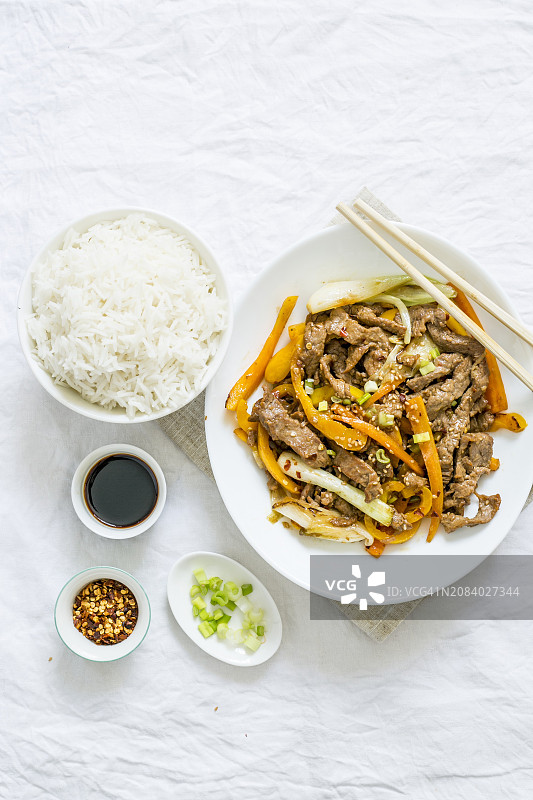 胡萝卜葱花炒牛肉配米饭（中国风味）图片素材