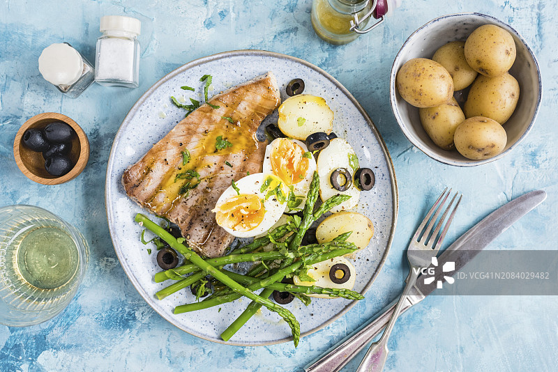 金枪鱼配煮土豆、芦笋、鸡蛋和橄榄图片素材