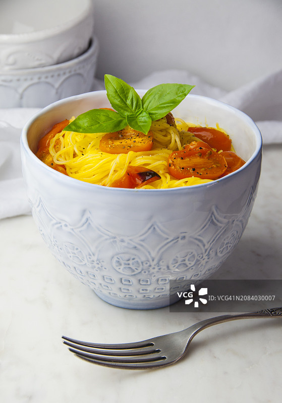 无麸质卡佩里尼面配烤番茄罗勒图片素材