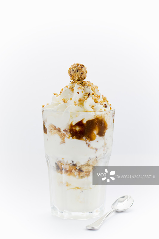 含坚果蛋糕、坚果酱、榛子和奶油的冷冻酸奶图片素材