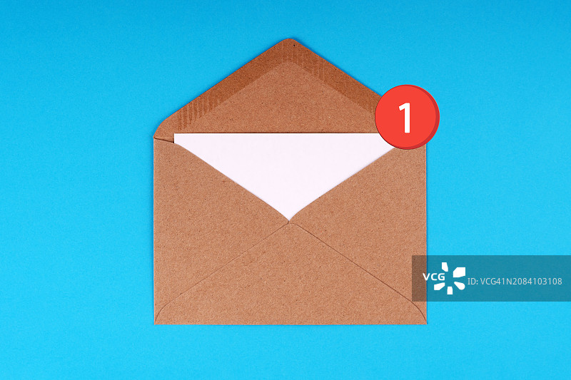 带邮件通知的棕色信封图片素材