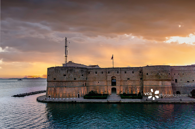 塔兰托市的阿拉贡城堡日落景色图片素材
