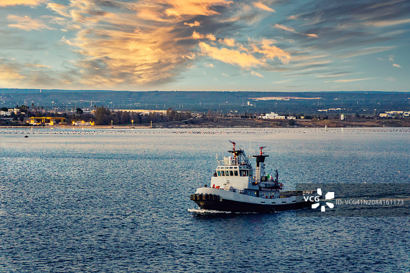 在意大利普利亚大区塔兰托市小海航行的船只图片素材