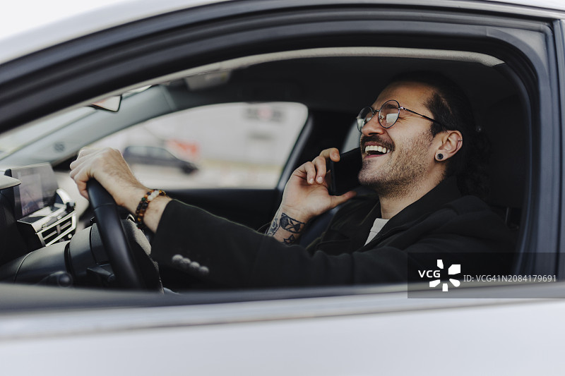 男人开车时使用手机图片素材