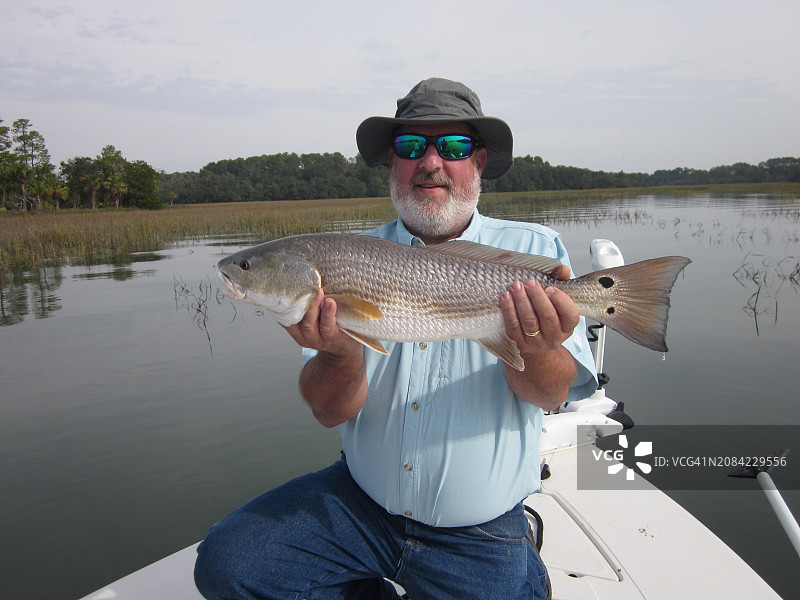 渔民捕获大红鱼图片素材