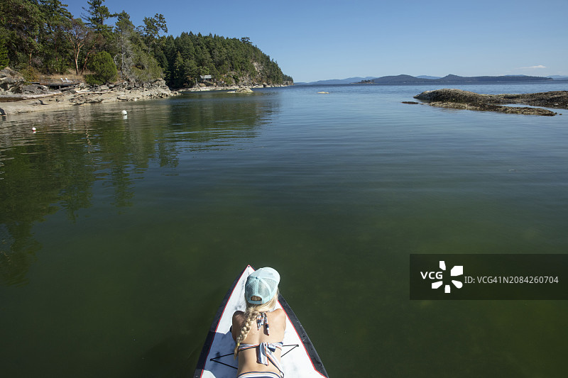 夏季假期：年轻女孩和母亲在太平洋上进行立式划桨图片素材
