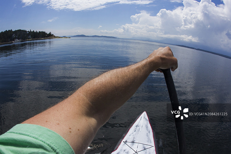 夏季假日：年轻人在温哥华岛附近的太平洋上进行桨板运动图片素材