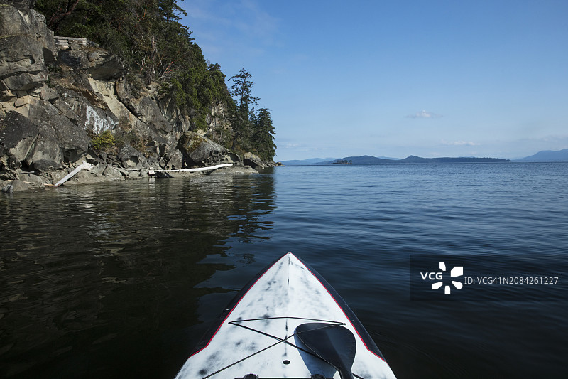 夏季假日：年轻人在温哥华岛附近的太平洋上进行桨板运动图片素材