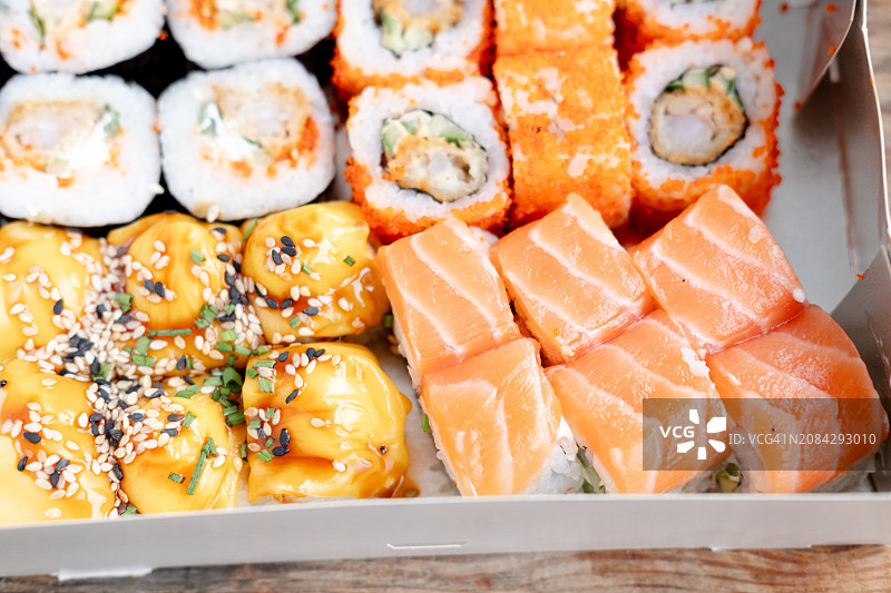 什锦寿司卷与红鱼牛油果图片素材