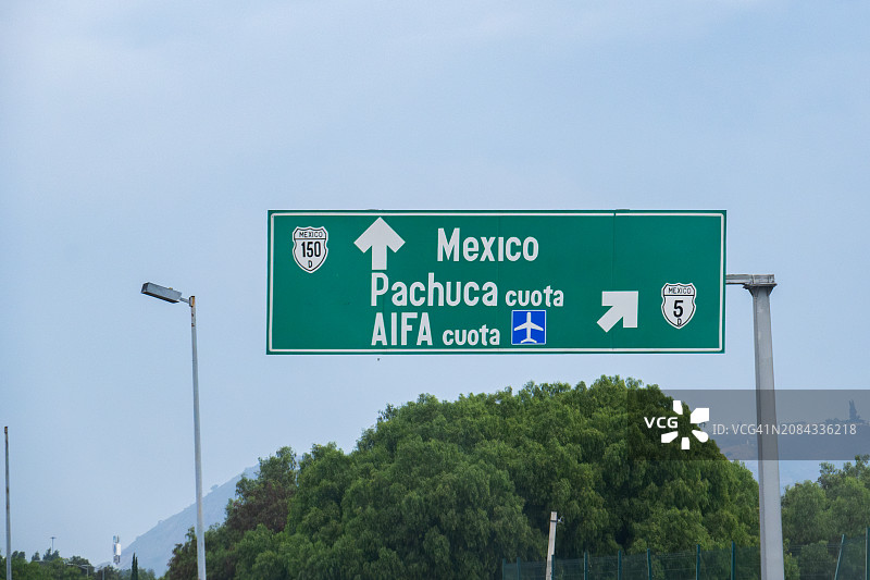 通往墨西哥城和帕丘卡的道路标志（墨西哥普埃布拉市）图片素材