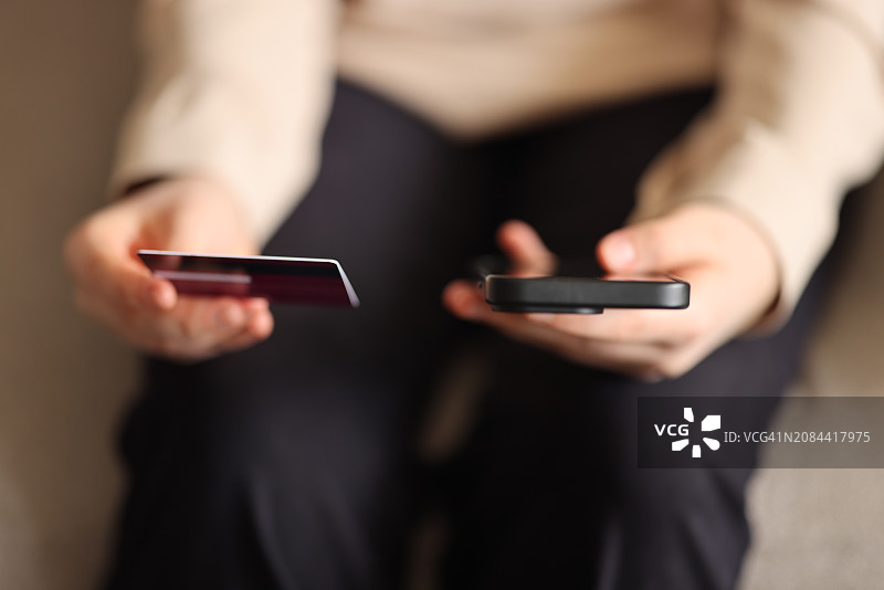 年轻女子在线购物图片素材