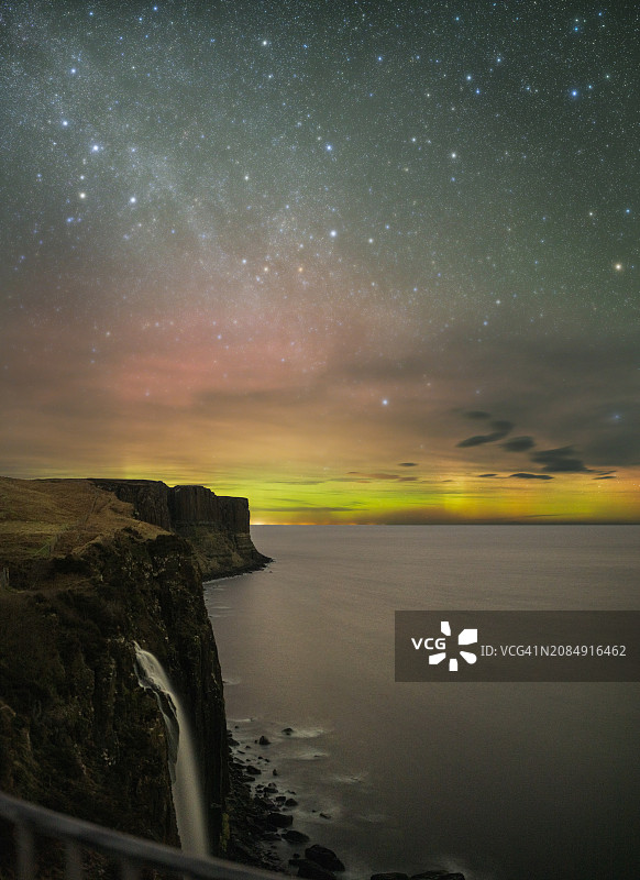 斯凯岛米尔特瀑布的极光景象图片素材