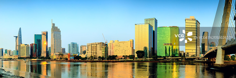 越南胡志明市第一区日出时分的城市天际线全景图片素材