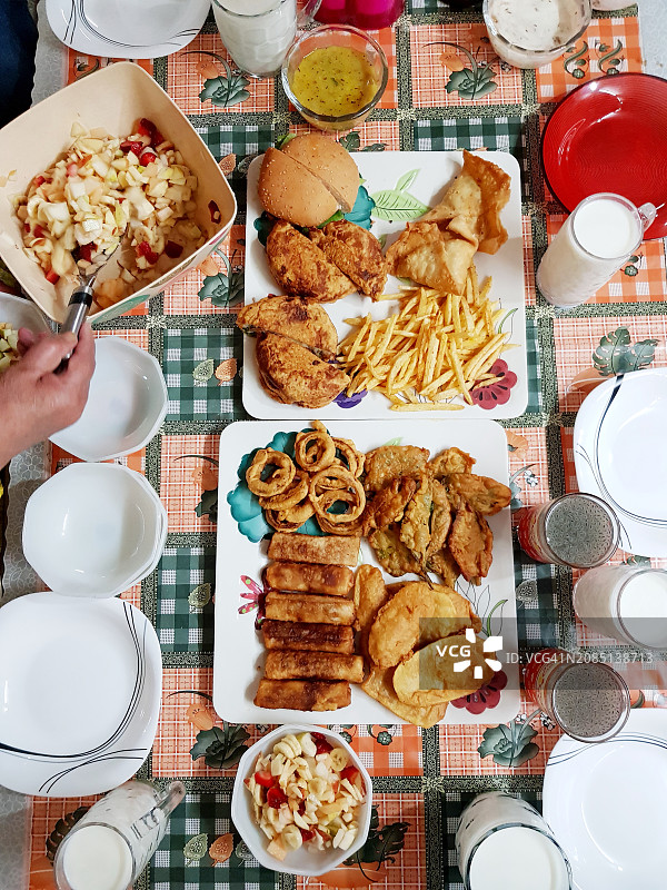 斋月开斋饭桌上的多道油炸菜肴图片素材