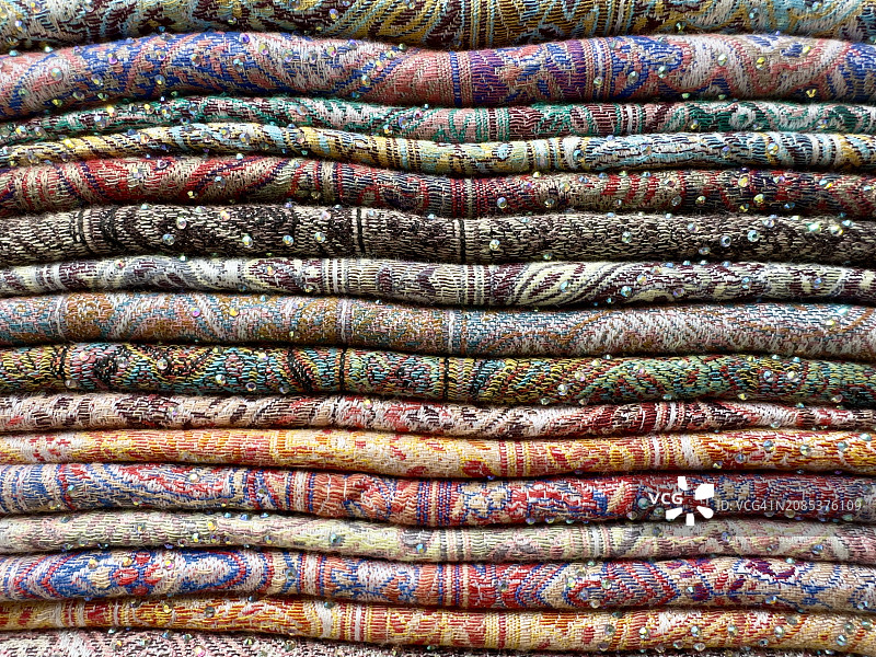 彩色图案羊绒围巾的特写镜头图片素材