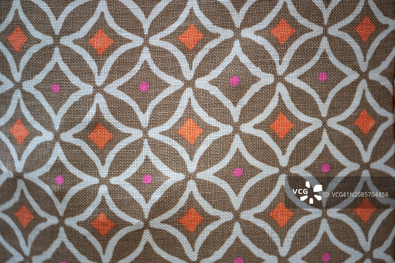 棕白色背景上的橙粉色圆点图案布料图片素材