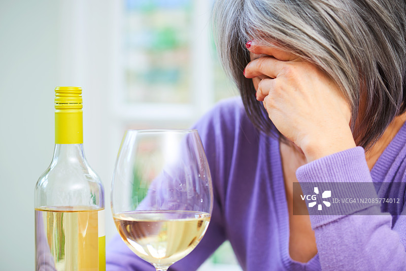 饮酒的女人图片素材