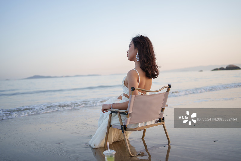 坐在沙滩上的年轻女人图片素材