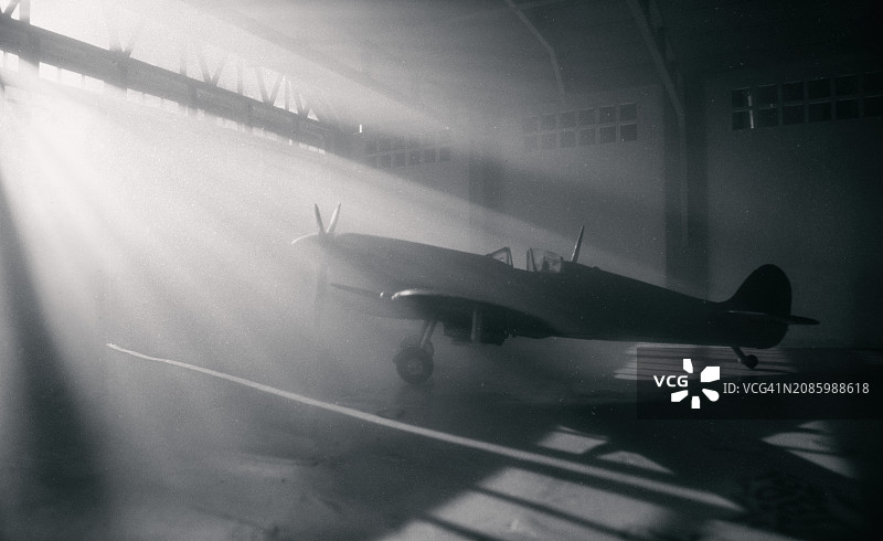 机库中的银色喷火战斗机（比例模型摄影）图片素材