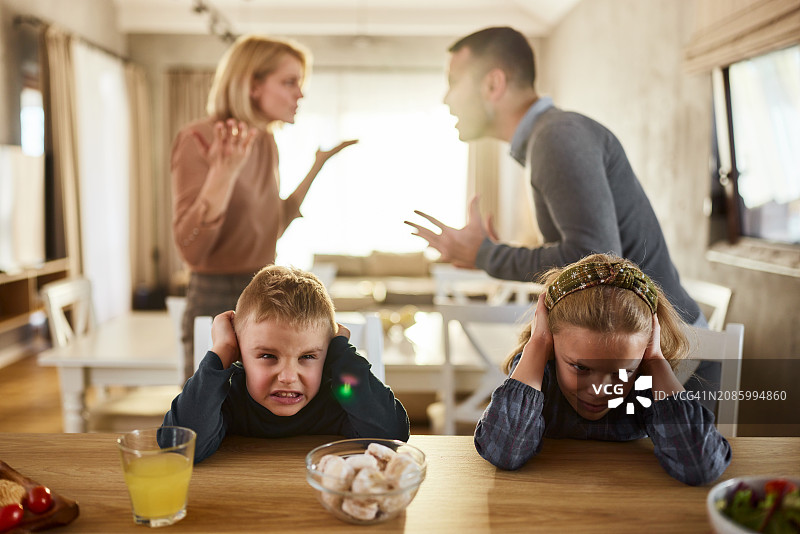 我们无法忍受他们的争吵！图片素材