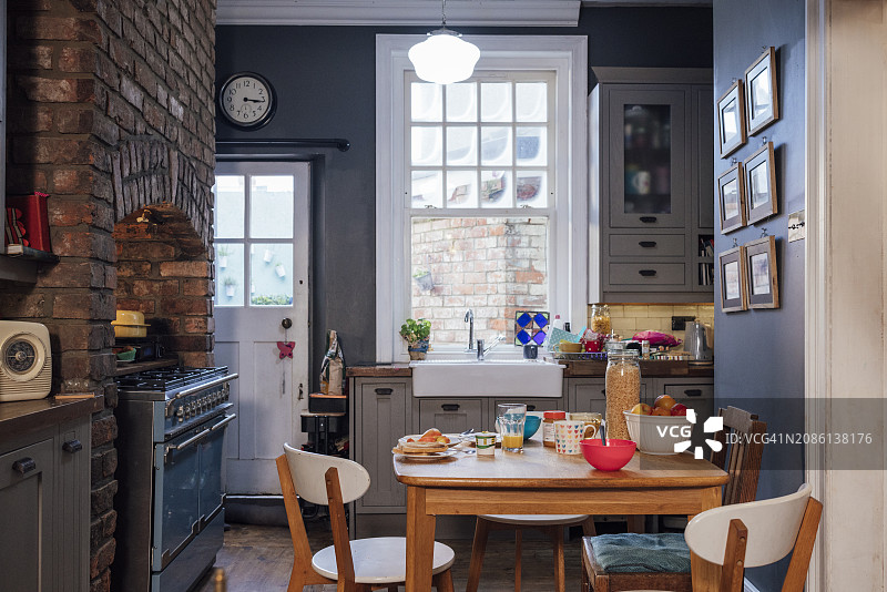 舒适的乡村厨房图片素材