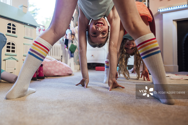 和我的姐姐一起玩图片素材