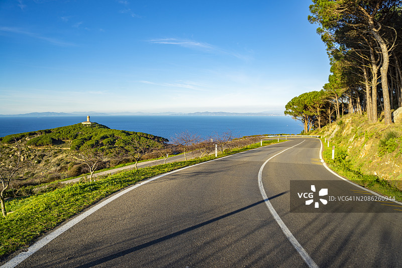 托斯卡纳吉利奥岛：通往吉利奥城堡的路图片素材