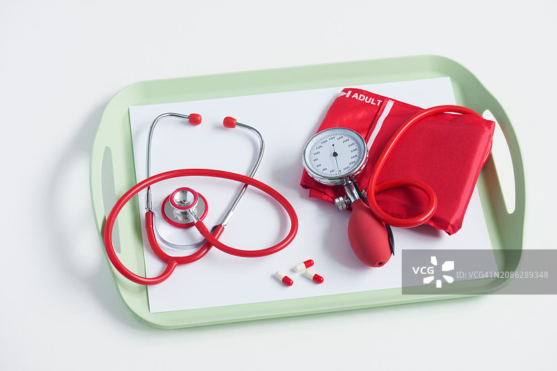 带有血液稀释剂的血压计图片素材