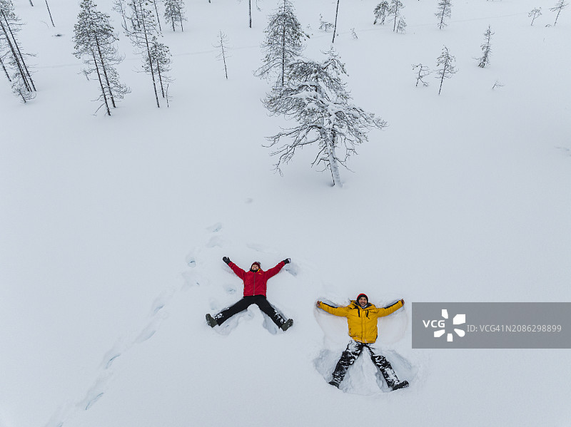 在芬兰拉普兰雪地里开怀大笑的夫妇图片素材