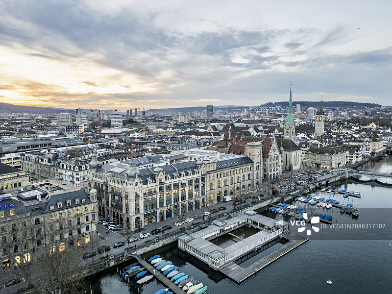 苏黎世天际线：利马特河、湖泊和双塔教堂图片素材