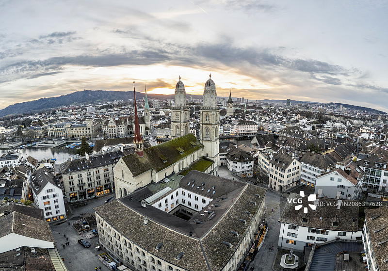 苏黎世天际线：利马特河、湖泊和双塔教堂图片素材
