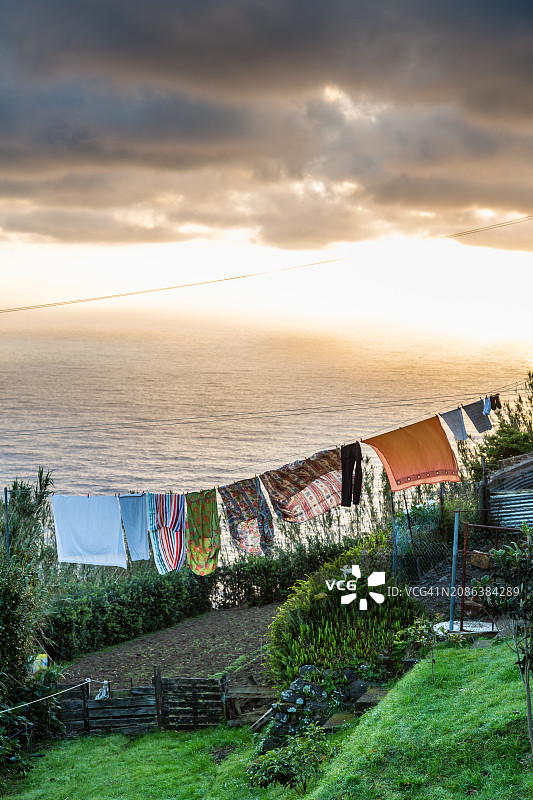 日出时分，随风晾晒的衣物图片素材