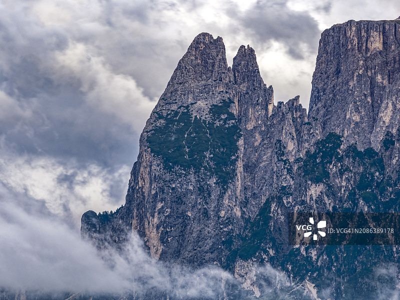 云雾缭绕的巨石山顶高山风光图片素材