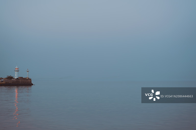 黄昏时的海上灯塔图片素材