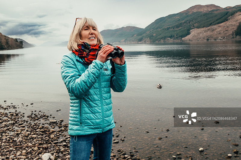 在苏格兰尼斯湖畔的老年妇女图片素材