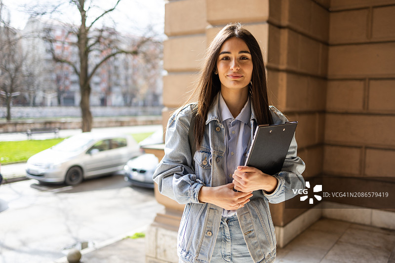 大学建筑前的女学生肖像图片素材