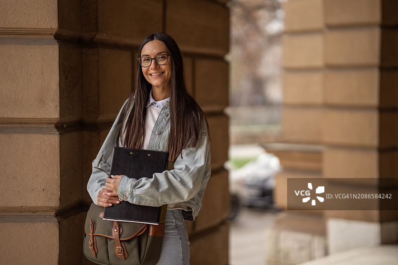 大学建筑前的女学生肖像图片素材