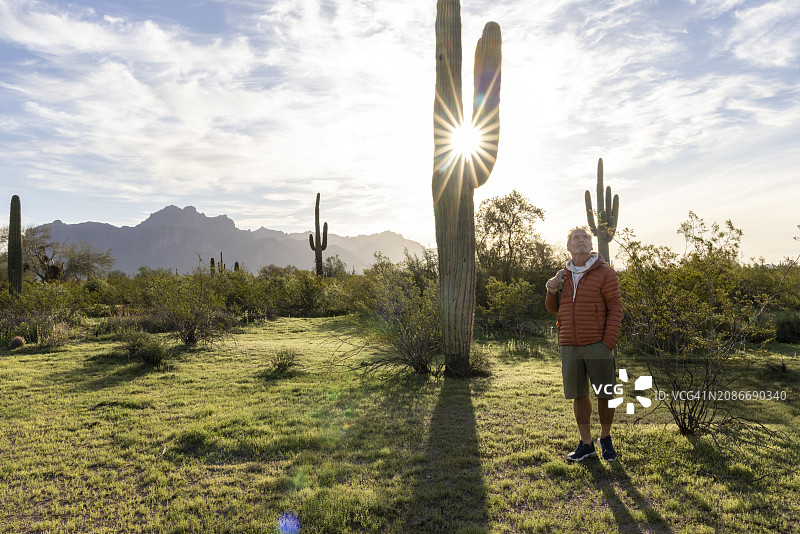 日出时分探索沙漠的徒步旅行者航拍图片素材