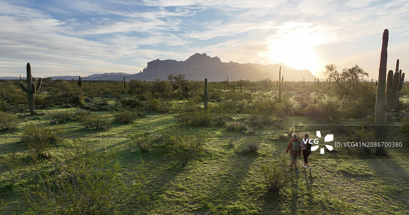 清晨航拍徒步者探索沙漠图片素材