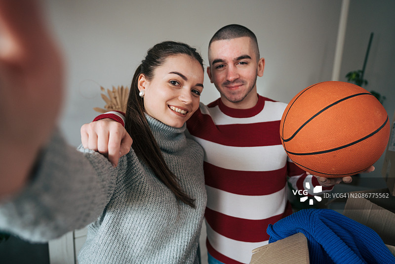 站在新公寓自拍的年轻夫妇图片素材