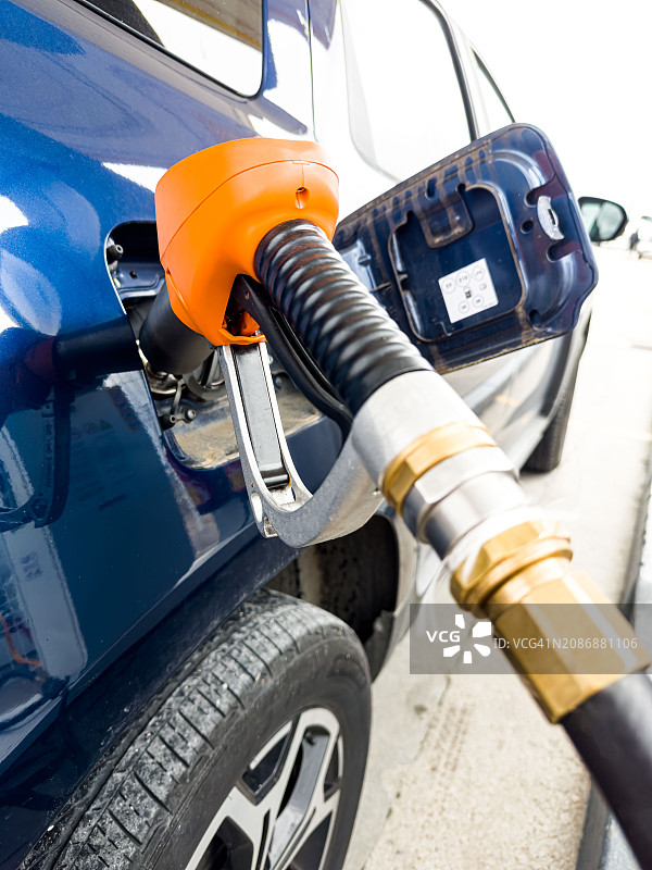 汽车加气站的液化石油气汽车燃料软管：汽油、柴油、液化气概念图片素材