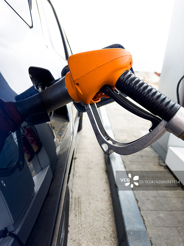 汽车加气站的液化石油气汽车燃料软管：汽油、柴油、液化气概念图片素材