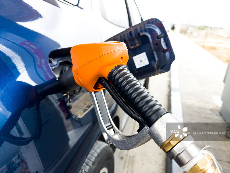 汽车加气站的液化石油气汽车燃料软管：汽油、柴油、液化气概念图片素材