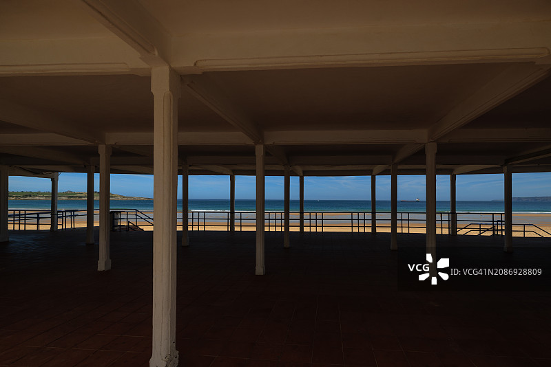 桑坦德市萨丁内罗海滩入口的街道以下视角图片素材