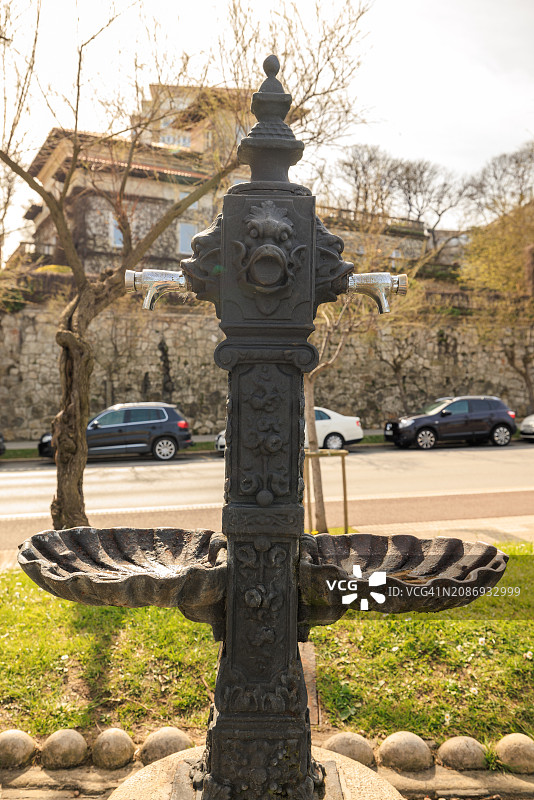 桑坦德皮基奥公园花园里的古董饮用水龙头图片素材